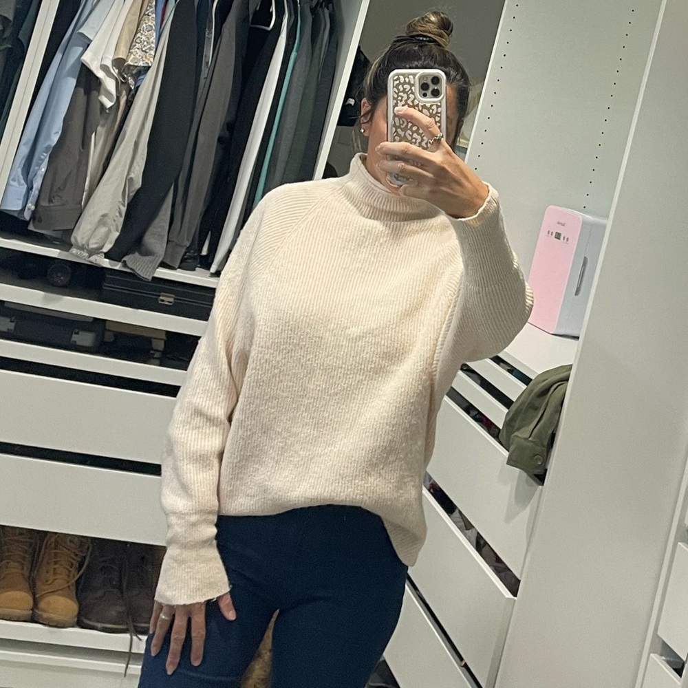 BNWT EXPRESS Cozy Sweater ❣️
